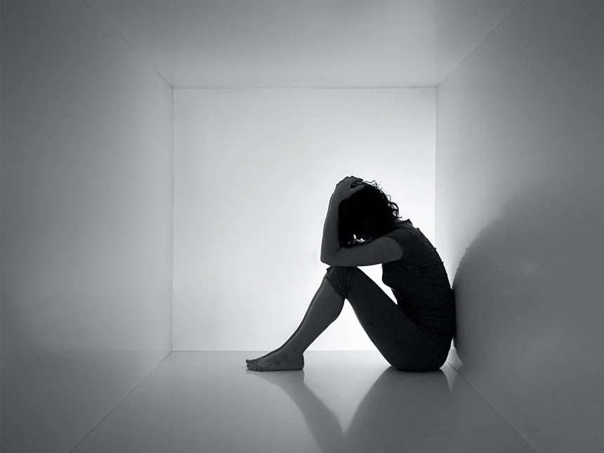 Mulher sozinha e triste